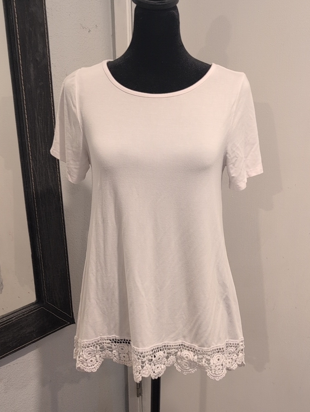Women’s Small White Lace Hem Tunic Top Short Sleeve Rayon Stretch Cottagecore
